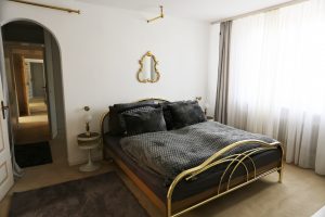 Das Ferienhaus Stoll ist ein Doppelhaus in Neustadt Hambach mit 3 Doppel- Betten und 2 Doppelbetten. Also geeignet von 4 bis 10 Personen. Einmal 185 m² und 65 m²“. Jeweils Küche und Bad mit großem Garten.