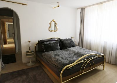 Das Ferienhaus Stoll ist ein Doppelhaus in Neustadt Hambach mit 3 Doppel- Betten und 2 Doppelbetten. Also geeignet von 4 bis 10 Personen. Einmal 185 m² und 65 m²“. Jeweils Küche und Bad mit großem Garten.