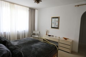 Das Ferienhaus Stoll ist ein Doppelhaus in Neustadt Hambach mit 3 Doppel- Betten und 2 Doppelbetten. Also geeignet von 4 bis 10 Personen. Einmal 185 m² und 65 m²“. Jeweils Küche und Bad mit großem Garten.