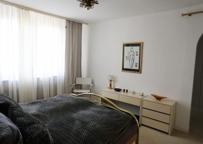 Das Ferienhaus Stoll ist ein Doppelhaus in Neustadt Hambach mit 3 Doppel- Betten und 2 Doppelbetten. Also geeignet von 4 bis 10 Personen. Einmal 185 m² und 65 m²“. Jeweils Küche und Bad mit großem Garten.
