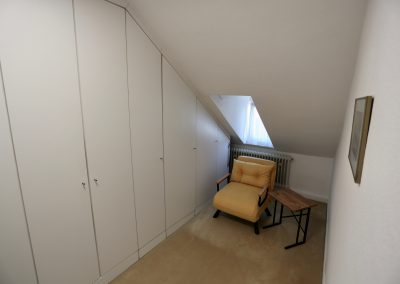 Das Ferienhaus Stoll ist ein Doppelhaus in Neustadt Hambach mit 3 Doppel- Betten und 2 Doppelbetten. Also geeignet von 4 bis 10 Personen. Einmal 185 m² und 65 m²“. Jeweils Küche und Bad mit großem Garten.