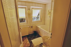 Das Ferienhaus Stoll ist ein Doppelhaus in Neustadt Hambach mit 3 Doppel- Betten und 2 Doppelbetten. Also geeignet von 4 bis 10 Personen. Einmal 185 m² und 65 m²“. Jeweils Küche und Bad mit großem Garten.