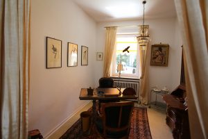 Das Ferienhaus Stoll ist ein Doppelhaus in Neustadt Hambach mit 3 Doppel- Betten und 2 Doppelbetten. Also geeignet von 4 bis 10 Personen. Einmal 185 m² und 65 m²“. Jeweils Küche und Bad mit großem Garten.