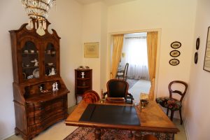 Das Ferienhaus Stoll ist ein Doppelhaus in Neustadt Hambach mit 3 Doppel- Betten und 2 Doppelbetten. Also geeignet von 4 bis 10 Personen. Einmal 185 m² und 65 m²“. Jeweils Küche und Bad mit großem Garten.