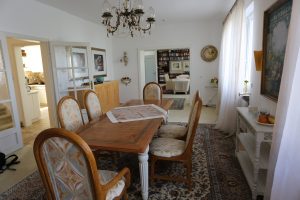 Das Ferienhaus Stoll ist ein Doppelhaus in Neustadt Hambach mit 3 Doppel- Betten und 2 Doppelbetten. Also geeignet von 4 bis 10 Personen. Einmal 185 m² und 65 m²“. Jeweils Küche und Bad mit großem Garten.