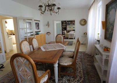 Das Ferienhaus Stoll ist ein Doppelhaus in Neustadt Hambach mit 3 Doppel- Betten und 2 Doppelbetten. Also geeignet von 4 bis 10 Personen. Einmal 185 m² und 65 m²“. Jeweils Küche und Bad mit großem Garten.