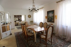 Das Ferienhaus Stoll ist ein Doppelhaus in Neustadt Hambach mit 3 Doppel- Betten und 2 Doppelbetten. Also geeignet von 4 bis 10 Personen. Einmal 185 m² und 65 m²“. Jeweils Küche und Bad mit großem Garten.