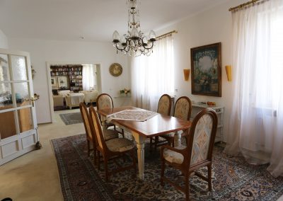 Das Ferienhaus Stoll ist ein Doppelhaus in Neustadt Hambach mit 3 Doppel- Betten und 2 Doppelbetten. Also geeignet von 4 bis 10 Personen. Einmal 185 m² und 65 m²“. Jeweils Küche und Bad mit großem Garten.
