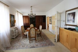 Das Ferienhaus Stoll ist ein Doppelhaus in Neustadt Hambach mit 3 Doppel- Betten und 2 Doppelbetten. Also geeignet von 4 bis 10 Personen. Einmal 185 m² und 65 m²“. Jeweils Küche und Bad mit großem Garten.