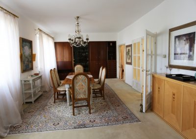 Das Ferienhaus Stoll ist ein Doppelhaus in Neustadt Hambach mit 3 Doppel- Betten und 2 Doppelbetten. Also geeignet von 4 bis 10 Personen. Einmal 185 m² und 65 m²“. Jeweils Küche und Bad mit großem Garten.