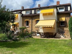 Das Ferienhaus Stoll ist ein Doppelhaus in Neustadt Hambach mit 3 Doppel- Betten und 2 Doppelbetten. Also geeignet von 4 bis 10 Personen. Einmal 185 m² und 65 m²“. Jeweils Küche und Bad mit großem Garten.