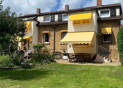 Das Ferienhaus Stoll ist ein Doppelhaus in Neustadt Hambach mit 3 Doppel- Betten und 2 Doppelbetten. Also geeignet von 4 bis 10 Personen. Einmal 185 m² und 65 m²“. Jeweils Küche und Bad mit großem Garten.