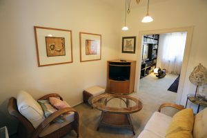 Das Ferienhaus Stoll ist ein Doppelhaus in Neustadt Hambach mit 3 Doppel- Betten und 2 Doppelbetten. Also geeignet von 4 bis 10 Personen. Einmal 185 m² und 65 m²“. Jeweils Küche und Bad mit großem Garten.