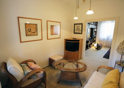 Das Ferienhaus Stoll ist ein Doppelhaus in Neustadt Hambach mit 3 Doppel- Betten und 2 Doppelbetten. Also geeignet von 4 bis 10 Personen. Einmal 185 m² und 65 m²“. Jeweils Küche und Bad mit großem Garten.