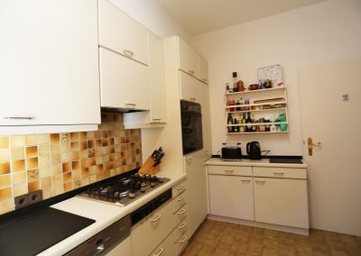 Das Ferienhaus Stoll ist ein Doppelhaus in Neustadt Hambach mit 3 Doppel- Betten und 2 Doppelbetten. Also geeignet von 4 bis 10 Personen. Einmal 185 m² und 65 m²“. Jeweils Küche und Bad mit großem Garten.