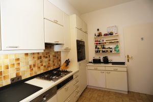 Das Ferienhaus Stoll ist ein Doppelhaus in Neustadt Hambach mit 3 Doppel- Betten und 2 Doppelbetten. Also geeignet von 4 bis 10 Personen. Einmal 185 m² und 65 m²“. Jeweils Küche und Bad mit großem Garten.