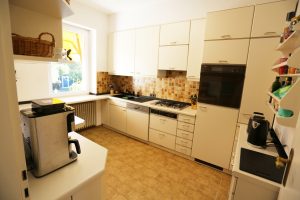 Das Ferienhaus Stoll ist ein Doppelhaus in Neustadt Hambach mit 3 Doppel- Betten und 2 Doppelbetten. Also geeignet von 4 bis 10 Personen. Einmal 185 m² und 65 m²“. Jeweils Küche und Bad mit großem Garten.