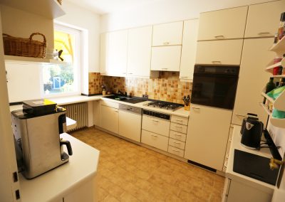 Das Ferienhaus Stoll ist ein Doppelhaus in Neustadt Hambach mit 3 Doppel- Betten und 2 Doppelbetten. Also geeignet von 4 bis 10 Personen. Einmal 185 m² und 65 m²“. Jeweils Küche und Bad mit großem Garten.