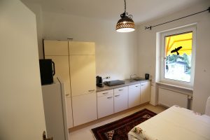 Das Ferienhaus Stoll ist ein Doppelhaus in Neustadt Hambach mit 3 Doppel- Betten und 2 Doppelbetten. Also geeignet von 4 bis 10 Personen. Einmal 185 m² und 65 m²“. Jeweils Küche und Bad mit großem Garten.