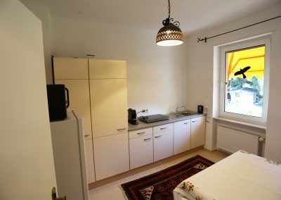 Das Ferienhaus Stoll ist ein Doppelhaus in Neustadt Hambach mit 3 Doppel- Betten und 2 Doppelbetten. Also geeignet von 4 bis 10 Personen. Einmal 185 m² und 65 m²“. Jeweils Küche und Bad mit großem Garten.