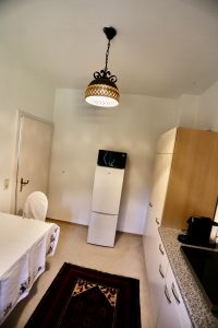 Das Ferienhaus Stoll ist ein Doppelhaus in Neustadt Hambach mit 3 Doppel- Betten und 2 Doppelbetten. Also geeignet von 4 bis 10 Personen. Einmal 185 m² und 65 m²“. Jeweils Küche und Bad mit großem Garten.