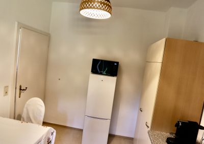 Das Ferienhaus Stoll ist ein Doppelhaus in Neustadt Hambach mit 3 Doppel- Betten und 2 Doppelbetten. Also geeignet von 4 bis 10 Personen. Einmal 185 m² und 65 m²“. Jeweils Küche und Bad mit großem Garten.