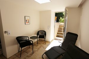 Das Ferienhaus Stoll ist ein Doppelhaus in Neustadt Hambach mit 3 Doppel- Betten und 2 Doppelbetten. Also geeignet von 4 bis 10 Personen. Einmal 185 m² und 65 m²“. Jeweils Küche und Bad mit großem Garten.