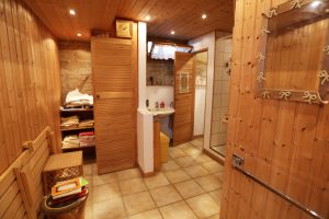 Das Ferienhaus Stoll ist ein Doppelhaus in Neustadt Hambach mit 3 Doppel- Betten und 2 Doppelbetten. Also geeignet von 4 bis 10 Personen. Einmal 185 m² und 65 m²“. Jeweils Küche und Bad mit großem Garten.