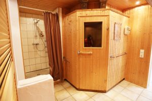 Das Ferienhaus Stoll ist ein Doppelhaus in Neustadt Hambach mit 3 Doppel- Betten und 2 Doppelbetten. Also geeignet von 4 bis 10 Personen. Einmal 185 m² und 65 m²“. Jeweils Küche und Bad mit großem Garten.