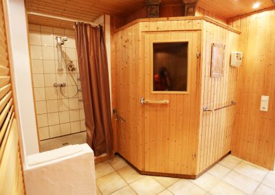 Das Ferienhaus Stoll ist ein Doppelhaus in Neustadt Hambach mit 3 Doppel- Betten und 2 Doppelbetten. Also geeignet von 4 bis 10 Personen. Einmal 185 m² und 65 m²“. Jeweils Küche und Bad mit großem Garten.
