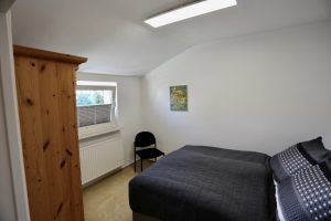 Das Ferienhaus Stoll ist ein Doppelhaus in Neustadt Hambach mit 3 Doppel- Betten und 2 Doppelbetten. Also geeignet von 4 bis 10 Personen. Einmal 185 m² und 65 m²“. Jeweils Küche und Bad mit großem Garten.