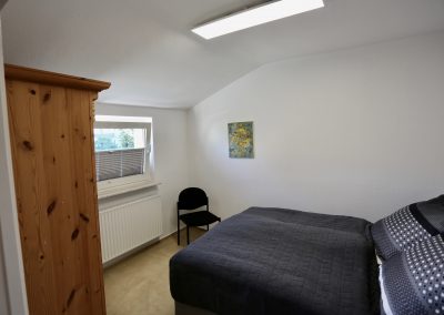Das Ferienhaus Stoll ist ein Doppelhaus in Neustadt Hambach mit 3 Doppel- Betten und 2 Doppelbetten. Also geeignet von 4 bis 10 Personen. Einmal 185 m² und 65 m²“. Jeweils Küche und Bad mit großem Garten.