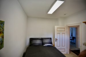 Das Ferienhaus Stoll ist ein Doppelhaus in Neustadt Hambach mit 3 Doppel- Betten und 2 Doppelbetten. Also geeignet von 4 bis 10 Personen. Einmal 185 m² und 65 m²“. Jeweils Küche und Bad mit großem Garten.