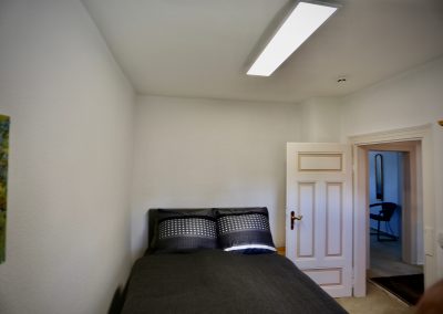 Das Ferienhaus Stoll ist ein Doppelhaus in Neustadt Hambach mit 3 Doppel- Betten und 2 Doppelbetten. Also geeignet von 4 bis 10 Personen. Einmal 185 m² und 65 m²“. Jeweils Küche und Bad mit großem Garten.