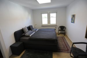 Das Ferienhaus Stoll ist ein Doppelhaus in Neustadt Hambach mit 3 Doppel- Betten und 2 Doppelbetten. Also geeignet von 4 bis 10 Personen. Einmal 185 m² und 65 m²“. Jeweils Küche und Bad mit großem Garten.