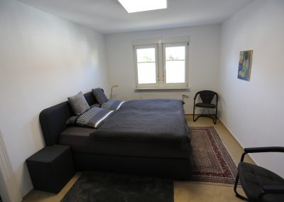 Das Ferienhaus Stoll ist ein Doppelhaus in Neustadt Hambach mit 3 Doppel- Betten und 2 Doppelbetten. Also geeignet von 4 bis 10 Personen. Einmal 185 m² und 65 m²“. Jeweils Küche und Bad mit großem Garten.