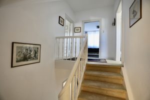 Das Ferienhaus Stoll ist ein Doppelhaus in Neustadt Hambach mit 3 Doppel- Betten und 2 Doppelbetten. Also geeignet von 4 bis 10 Personen. Einmal 185 m² und 65 m²“. Jeweils Küche und Bad mit großem Garten.