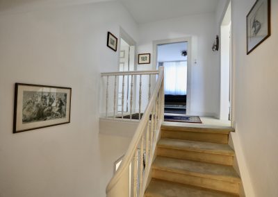 Das Ferienhaus Stoll ist ein Doppelhaus in Neustadt Hambach mit 3 Doppel- Betten und 2 Doppelbetten. Also geeignet von 4 bis 10 Personen. Einmal 185 m² und 65 m²“. Jeweils Küche und Bad mit großem Garten.