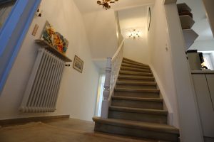 Das Ferienhaus Stoll ist ein Doppelhaus in Neustadt Hambach mit 3 Doppel- Betten und 2 Doppelbetten. Also geeignet von 4 bis 10 Personen. Einmal 185 m² und 65 m²“. Jeweils Küche und Bad mit großem Garten.