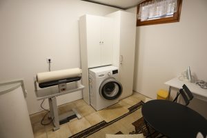 Das Ferienhaus Stoll ist ein Doppelhaus in Neustadt Hambach mit 3 Doppel- Betten und 2 Doppelbetten. Also geeignet von 4 bis 10 Personen. Einmal 185 m² und 65 m²“. Jeweils Küche und Bad mit großem Garten.