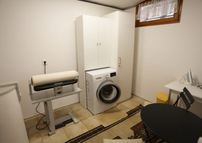 Das Ferienhaus Stoll ist ein Doppelhaus in Neustadt Hambach mit 3 Doppel- Betten und 2 Doppelbetten. Also geeignet von 4 bis 10 Personen. Einmal 185 m² und 65 m²“. Jeweils Küche und Bad mit großem Garten.