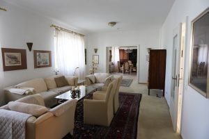 Das Ferienhaus Stoll ist ein Doppelhaus in Neustadt Hambach mit 3 Doppel- Betten und 2 Doppelbetten. Also geeignet von 4 bis 10 Personen. Einmal 185 m² und 65 m²“. Jeweils Küche und Bad mit großem Garten.