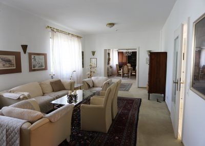 Das Ferienhaus Stoll ist ein Doppelhaus in Neustadt Hambach mit 3 Doppel- Betten und 2 Doppelbetten. Also geeignet von 4 bis 10 Personen. Einmal 185 m² und 65 m²“. Jeweils Küche und Bad mit großem Garten.