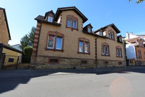Das Ferienhaus Stoll ist ein Doppelhaus in Neustadt Hambach mit 3 Doppel- Betten und 2 Doppelbetten. Also geeignet von 4 bis 10 Personen. Einmal 185 m² und 65 m²“. Jeweils Küche und Bad mit großem Garten.