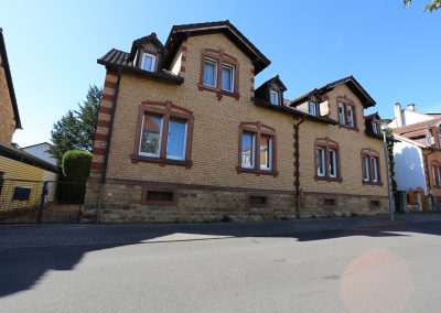Das Ferienhaus Stoll ist ein Doppelhaus in Neustadt Hambach mit 3 Doppel- Betten und 2 Doppelbetten. Also geeignet von 4 bis 10 Personen. Einmal 185 m² und 65 m²“. Jeweils Küche und Bad mit großem Garten.