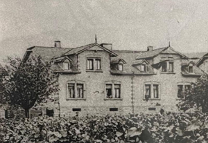 Das Ferienhaus Stoll ist ein Doppelhaus in Neustadt Hambach mit 3 Doppel- Betten und 2 Doppelbetten. Also geeignet von 4 bis 10 Personen. Einmal 185 m² und 65 m²“. Jeweils Küche und Bad mit großem Garten.