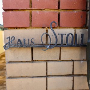 Das Ferienhaus Stoll ist ein Doppelhaus in Neustadt Hambach mit 3 Doppel- Betten und 2 Doppelbetten. Also geeignet von 4 bis 10 Personen. Einmal 185 m² und 65 m²“. Jeweils Küche und Bad mit großem Garten.